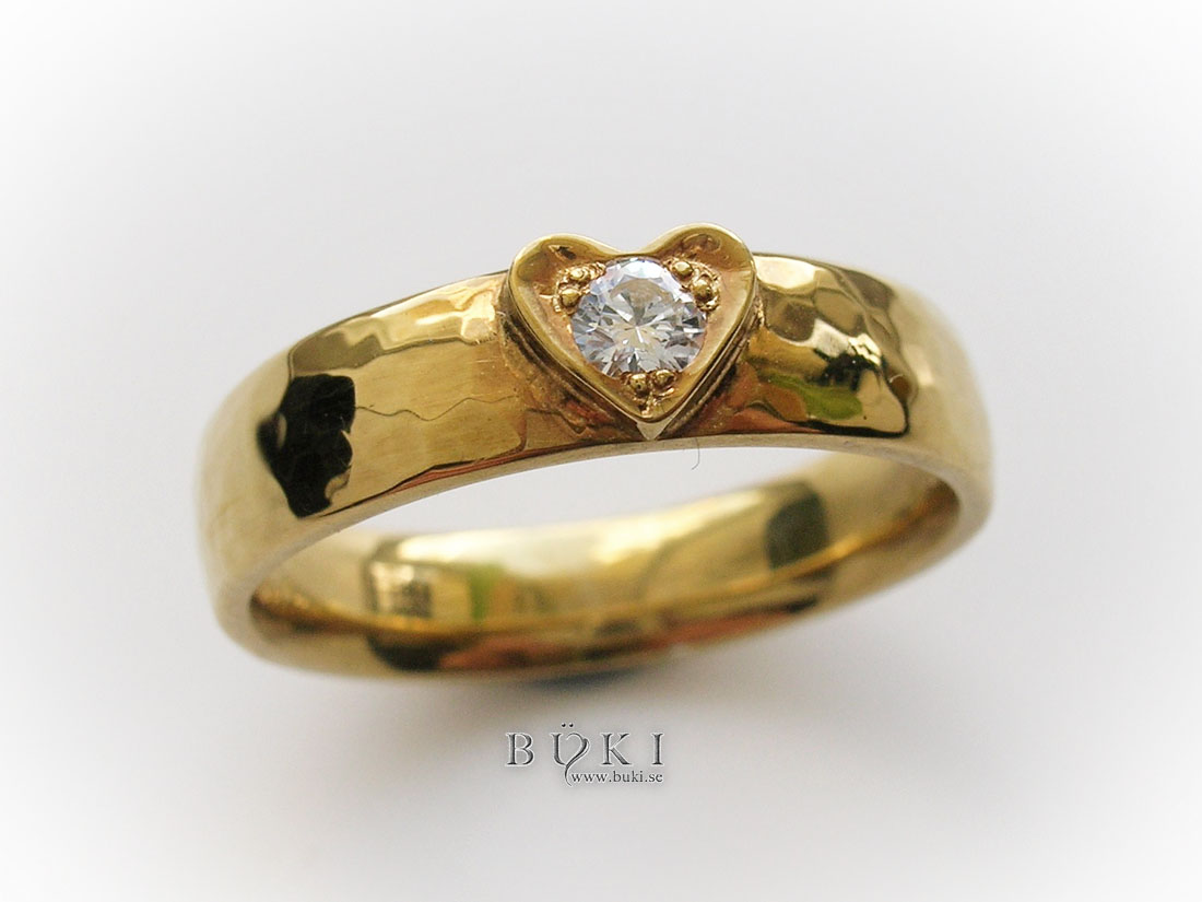 ring-18k-med-enkelt-hjärta-och-diamant