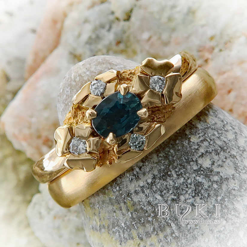 blom-ring halo-ring i 18k guld med petrol safir och diamanter bredvid slät guldring