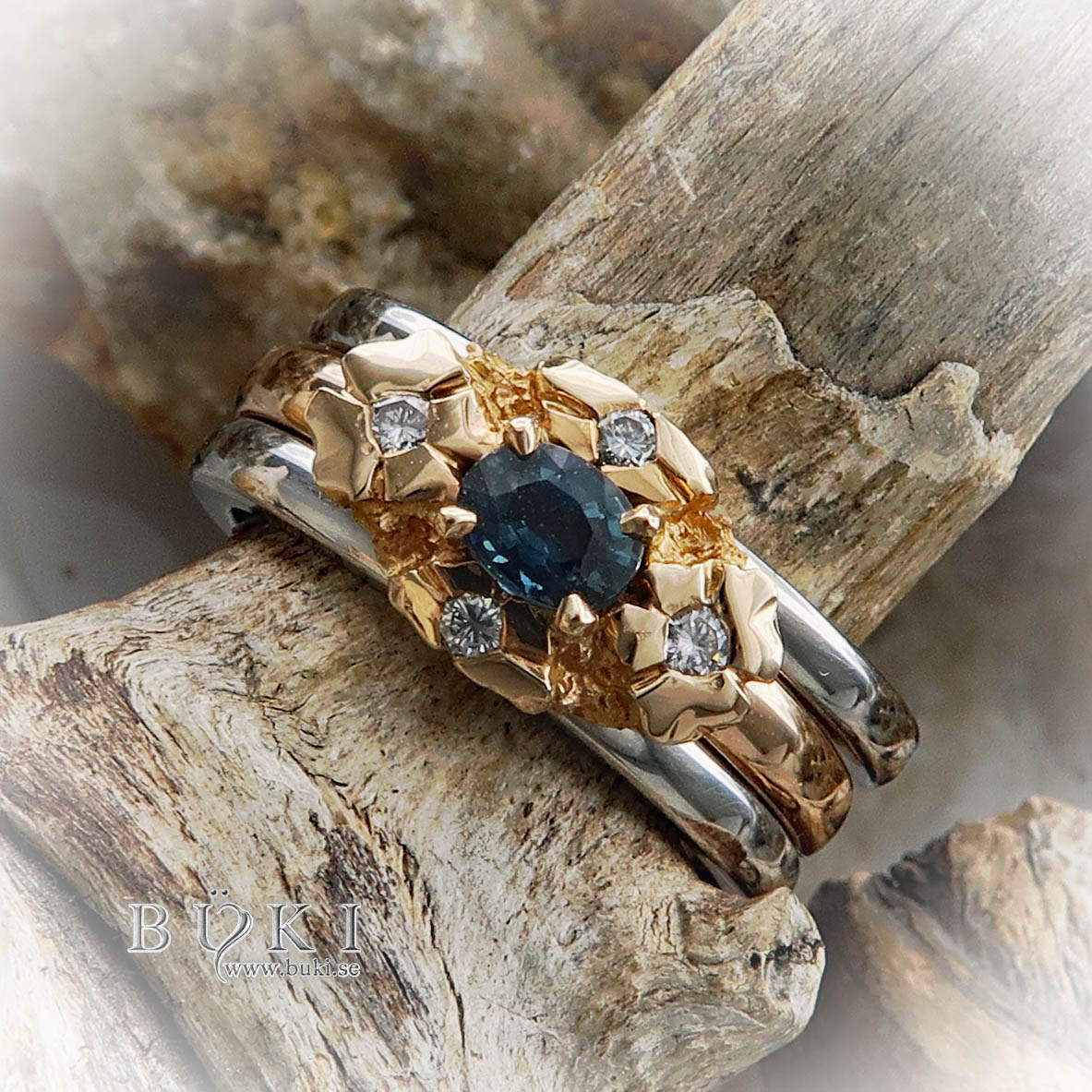 blom-ring halo-ring i 18k guld med petrol safir och diamanter samt 2 släta vitguldsringar